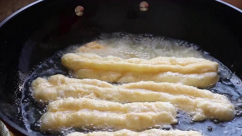 1碗面粉3个鸡蛋教你百吃不厌做法,1碗面2个鸡蛋轻松做美味小油条