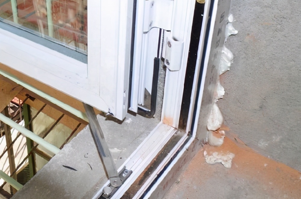 发泡剂可以防下水道漏水渗水吗,自建房窗户打胶