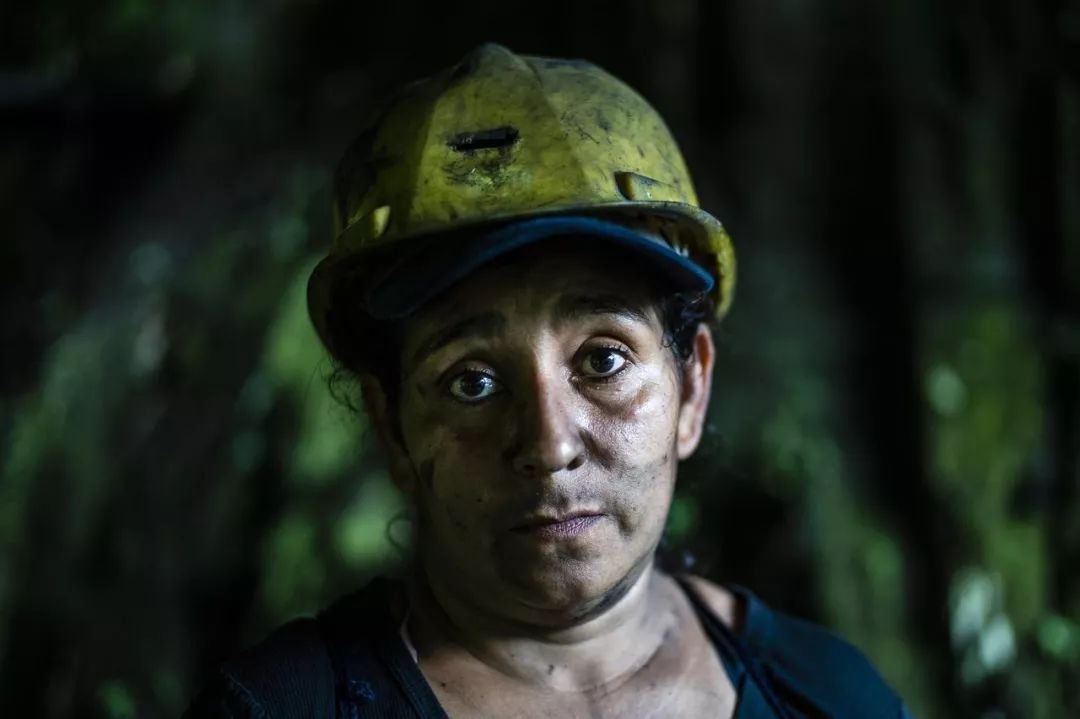 月薪2500,记录哥伦比亚祖母绿矿区女矿工的艰辛生活