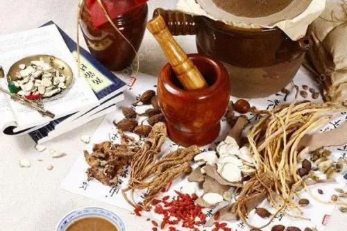 寒性荨麻疹与什么脏腑有关,夏天引起荨麻疹的主要病因