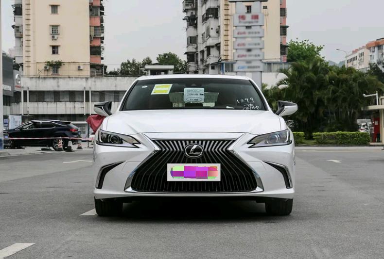 新凯美瑞顶配对比es200,25万丰田凯美瑞