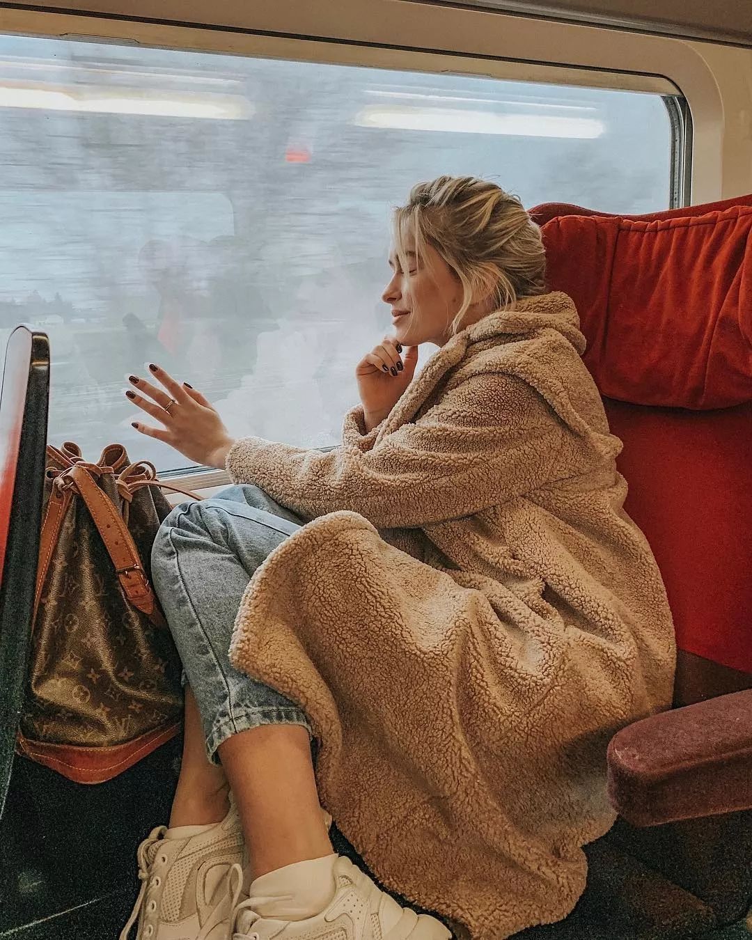 会背水桶包的人,会背奢侈品包包