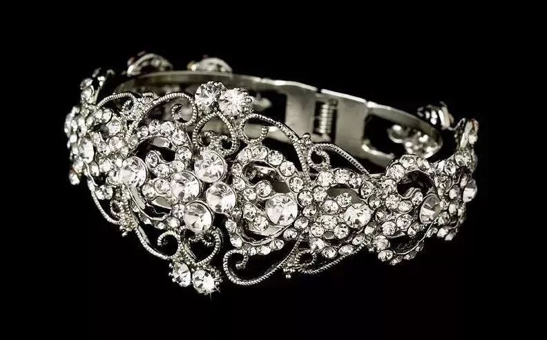 命里金字多的人本命年戴什么护身,右手带银有什么讲究