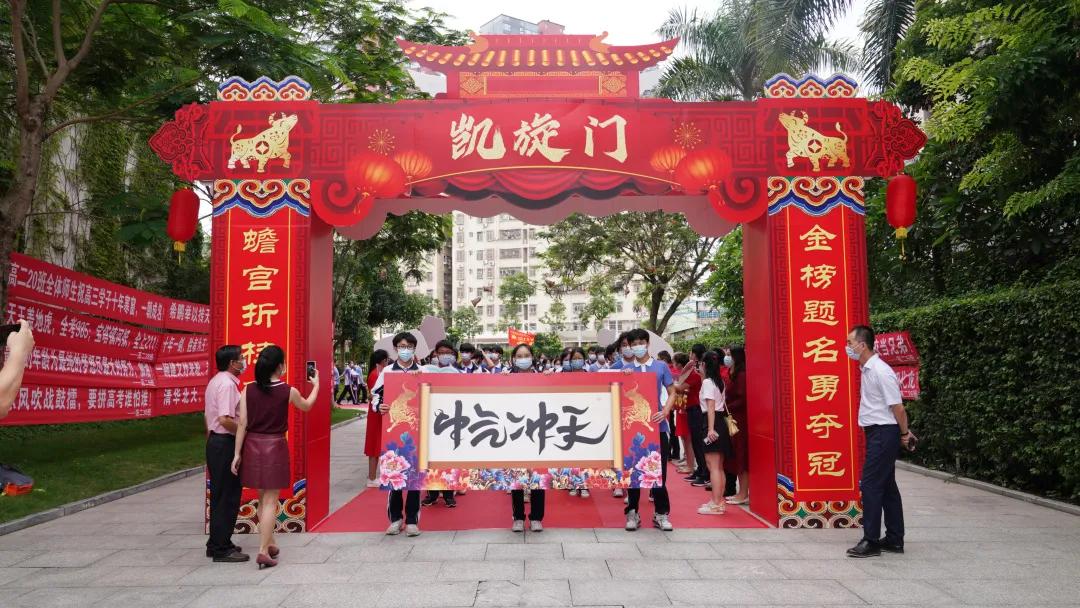 萌娃、萌宠纷纷抢镜!今年高考作文,深圳学生躺赢?