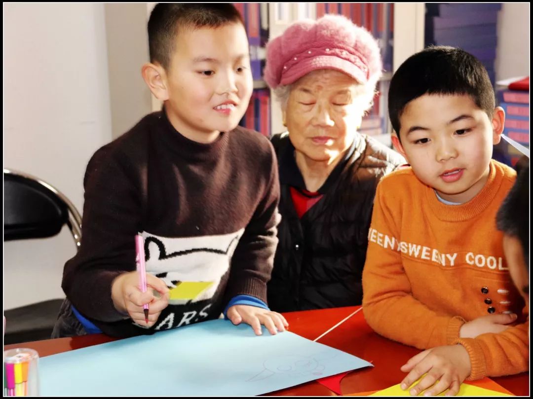 为社区留守儿童辅导功课,心系留守儿童关爱他们成长