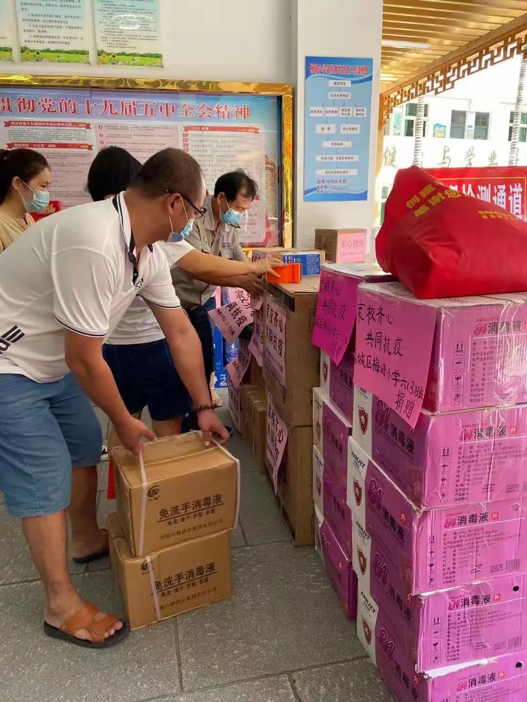 梅香传百年山高我为峰——致梅峰小学最美志愿者