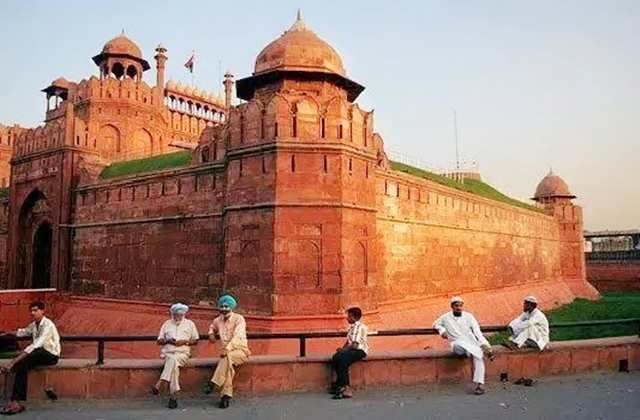 甘地妻子患病奄奄一息,请求丈夫买青霉素,却遭其生气大喊:不