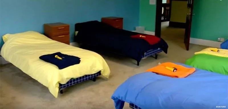 没有大人管的小孩子,没有大人管的孩子