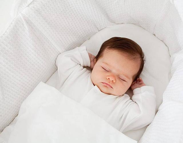 婴儿翻身急得直哭用干预吗,宝宝翻身后不能呼吸妈妈飞速赶来