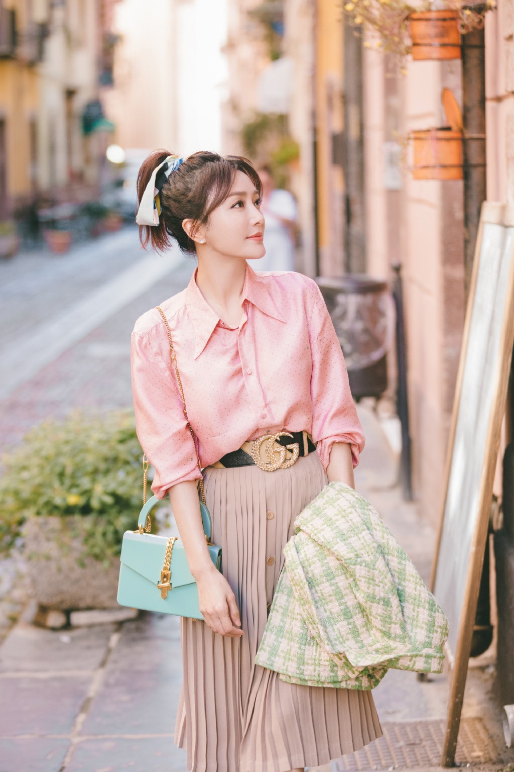 秦岚的状态真好穿圆领长裙走红毯,秦岚凸显迷人的穿搭