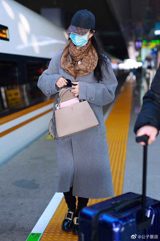 看何穗江疏影的穿搭,江疏影银色垫肩礼服