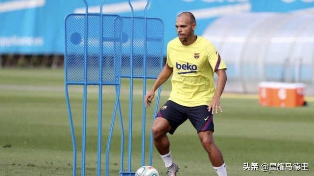 曝11场1球水货请求巴萨：若梅西离队，下赛季让我穿10号球衣