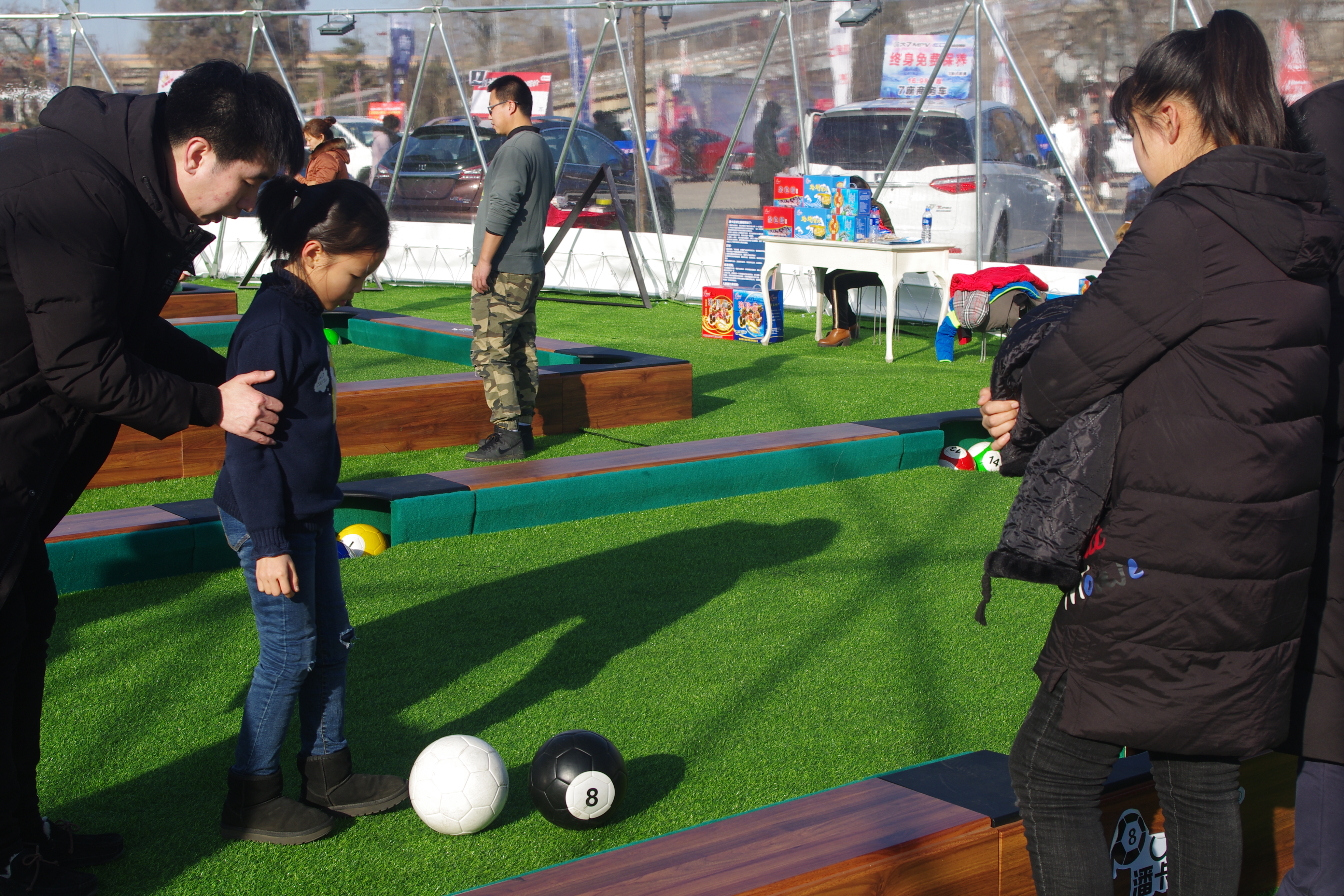 用脚踢台球,不仔细看还真发现不了