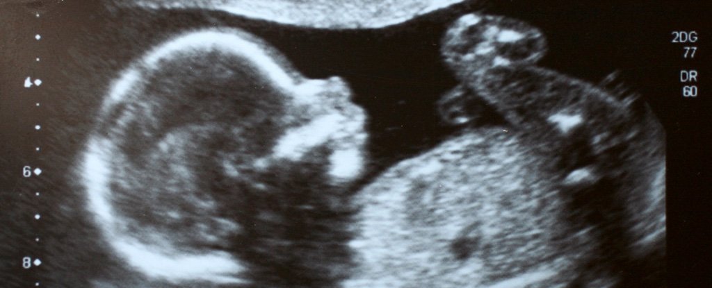 胎儿在母亲的肚子无脚乱踢,腹中胎儿猛踢肚子