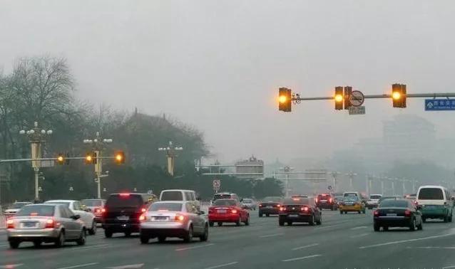 开车闯黄灯停在路中间怎么处罚,闯黄灯过去很快变红灯了怎么处罚