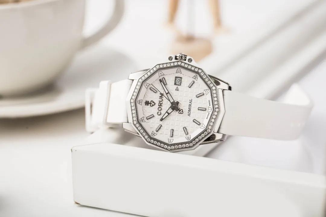 十一国庆没闲着，大腕给你找了4个爱表的女朋友