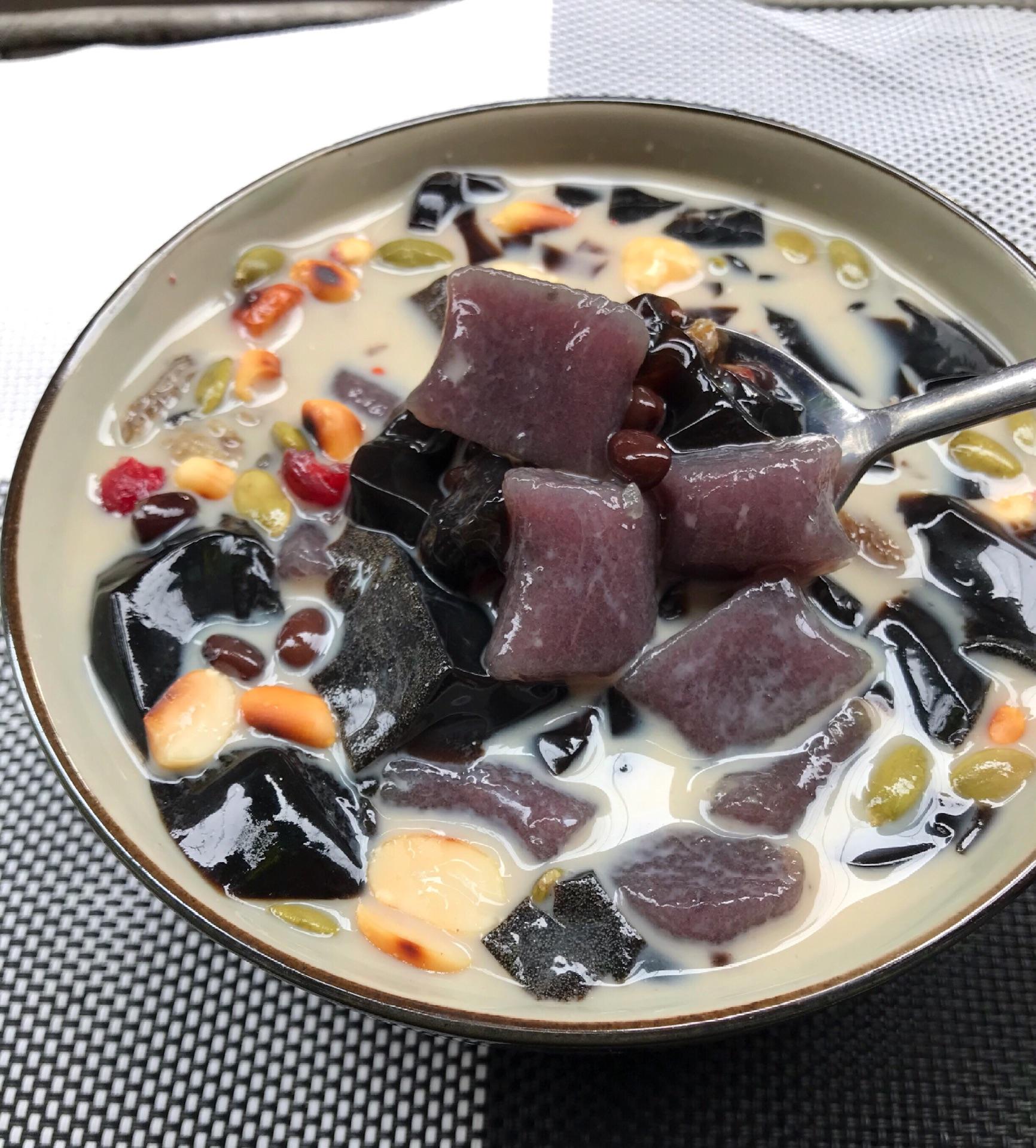 中药草熬制出的仙草汤加上牛奶黑糖蜜豆椰果夏天就这样安然度过