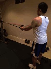 在家没器械?一根弹力绳练成蝴蝶肌!