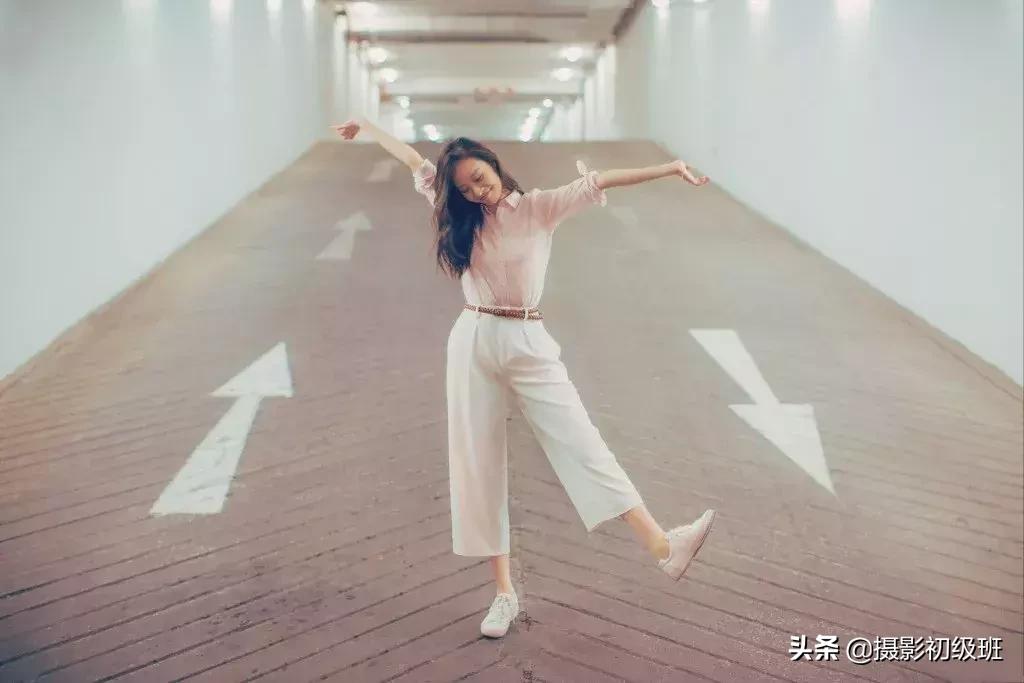 拍照怎么摆姿势更自然,如何拍照姿势不僵硬