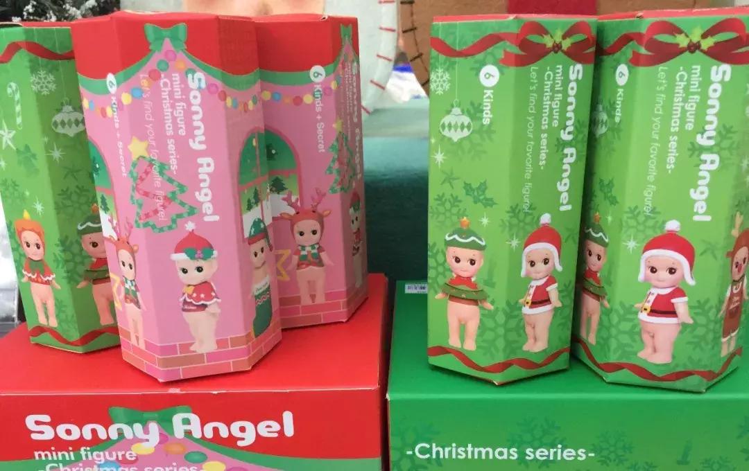 能给圣诞老人换衣服?这个圣诞嘉年华在搞什么名堂?!