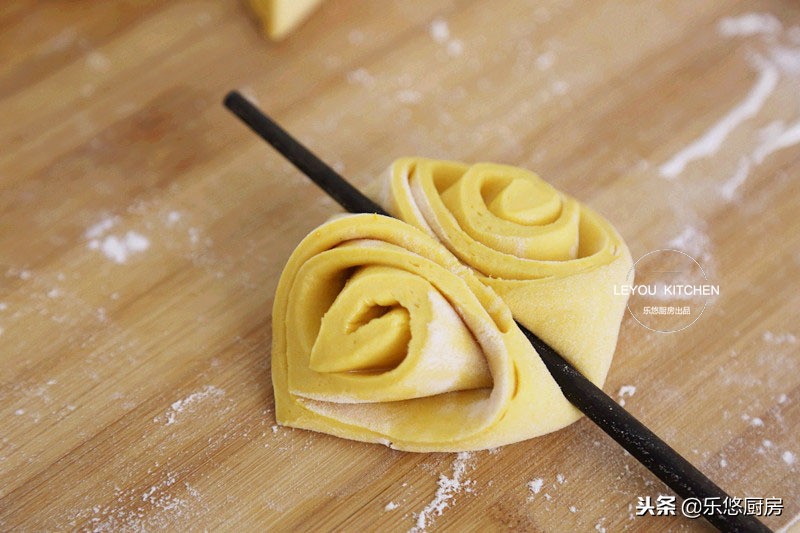 用筷子一卷的花卷,筷子压花卷做法