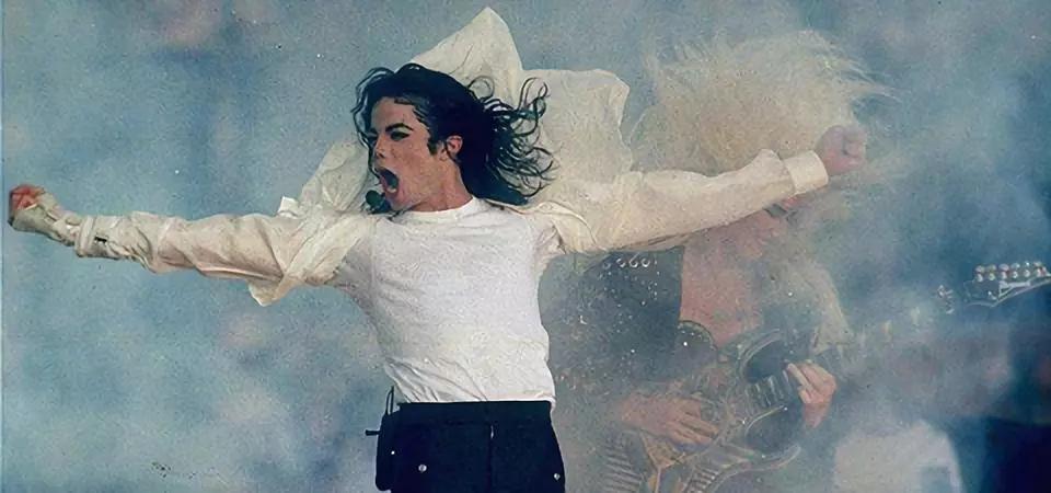 迈克尔·杰克逊演唱会晕倒5000人，死亡23人，他却被控娈童、整容