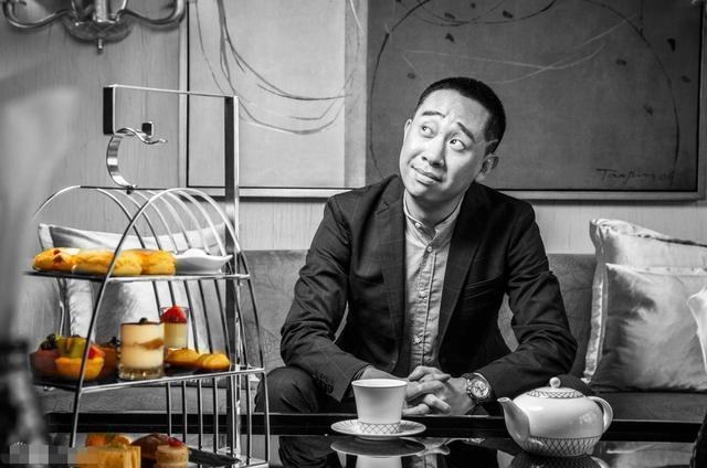 他曾是冯巩的黄金搭档,贾玲白凯南冯巩