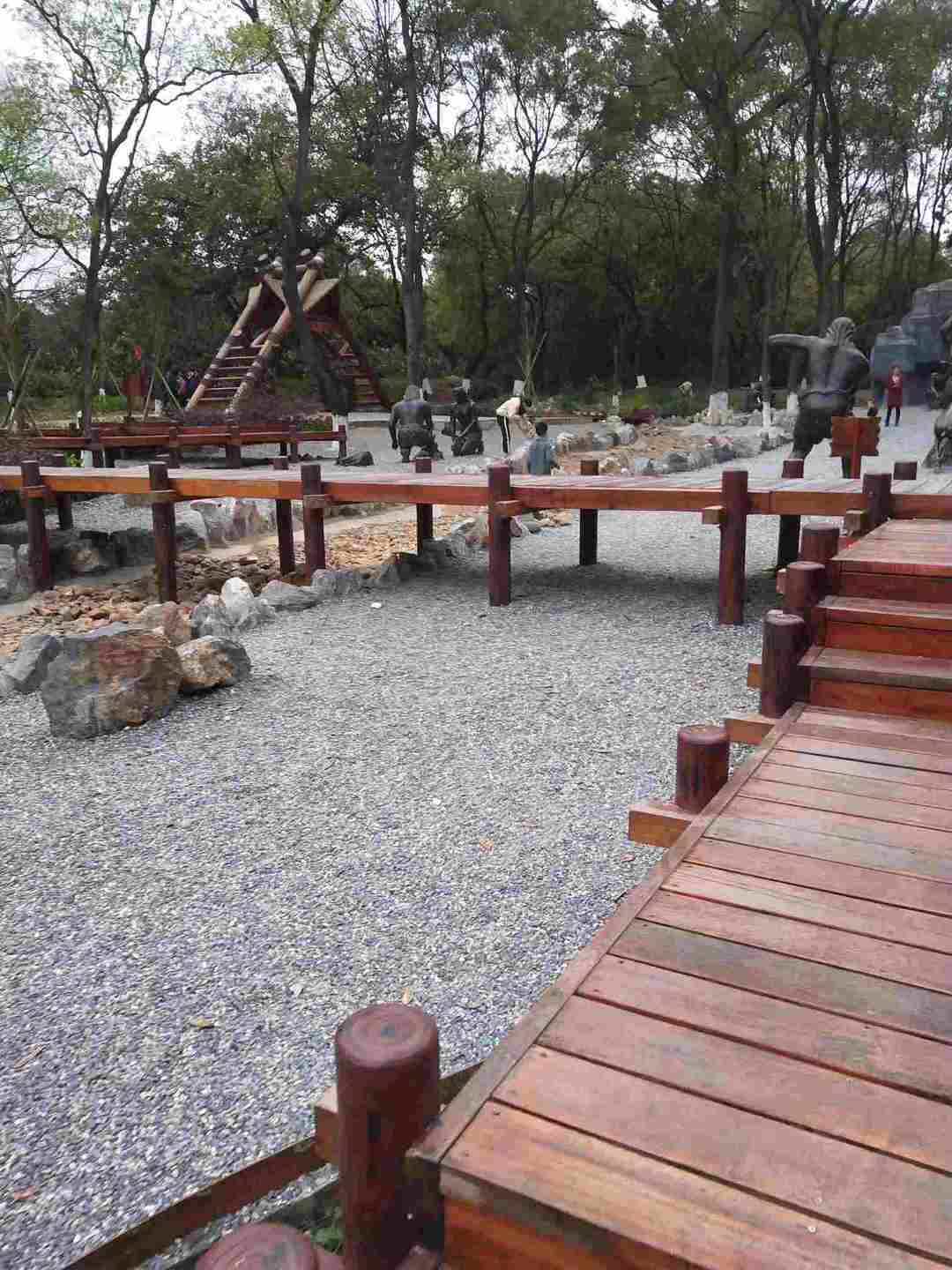 情知不久须相见，一日甚三秋，愁来不自由。‖马坝人遗址公园