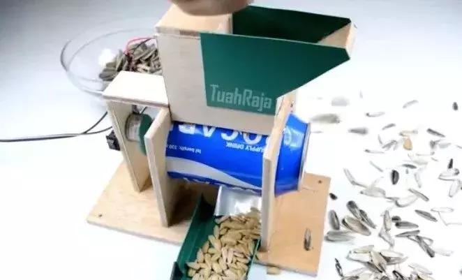 老外开始学中国人嗑瓜子了,老外开始学中国话