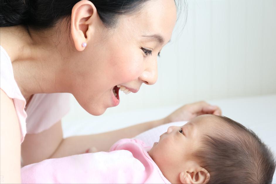 新生宝宝爱哭闹的原因和解决方法,新生儿黄昏闹怎么哄