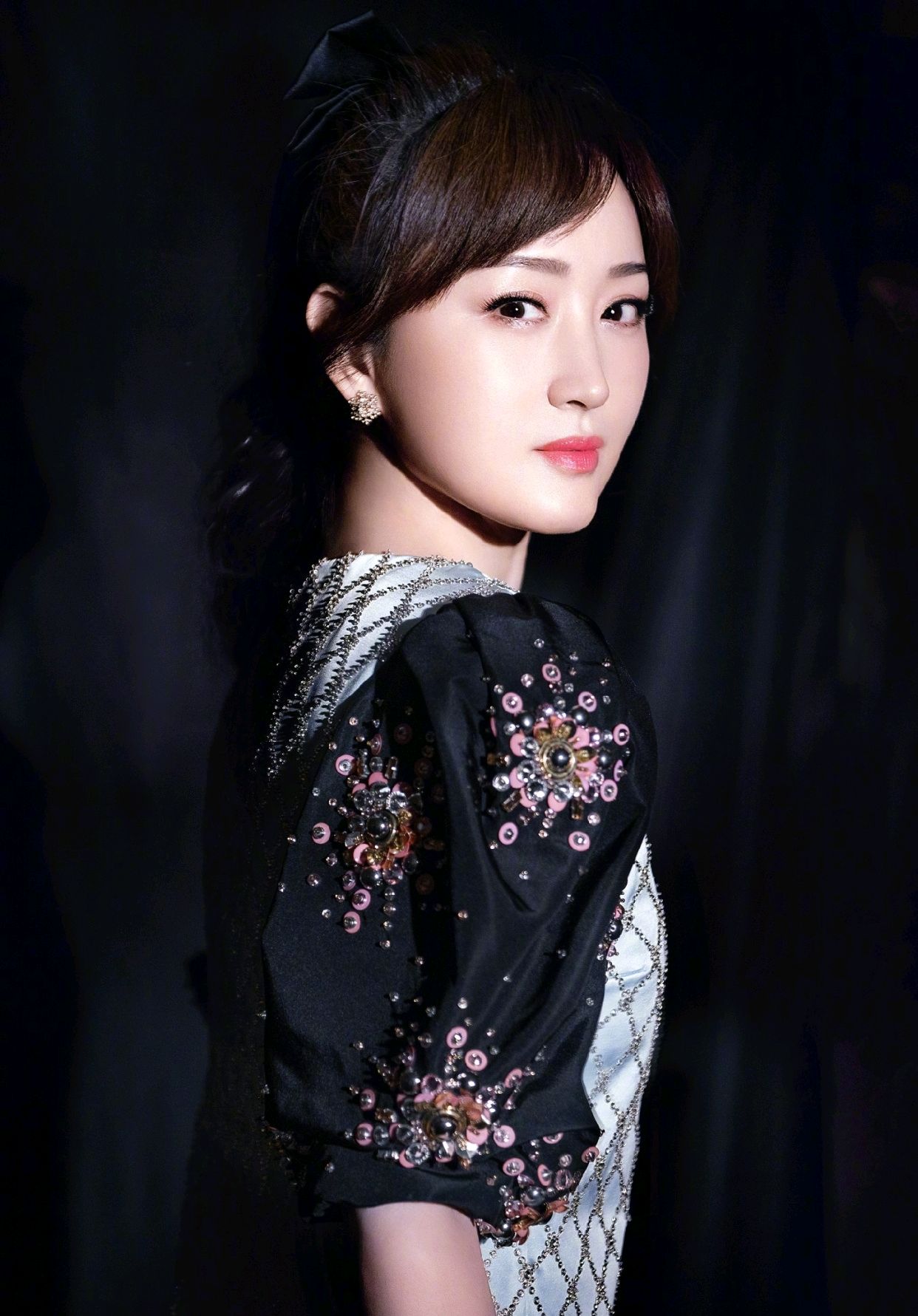 49岁的杨钰莹很有气质,杨钰莹一袭黄色连衣裙优雅温柔