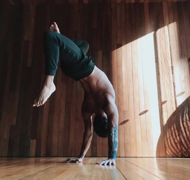 男士瑜伽展示力量,男士练瑜伽帅呆了