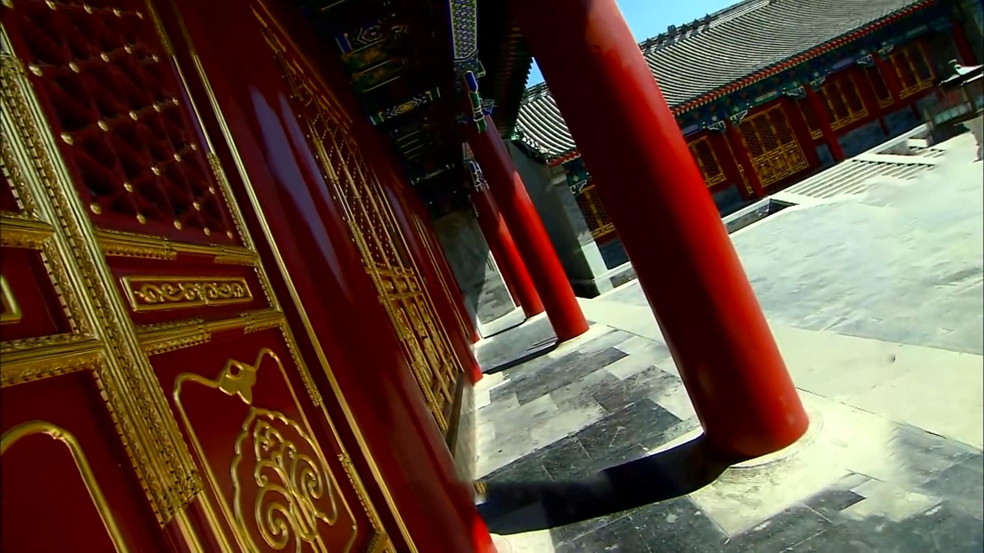 这才是豪宅,占地有9个足球场大,一个花瓶都价值连城