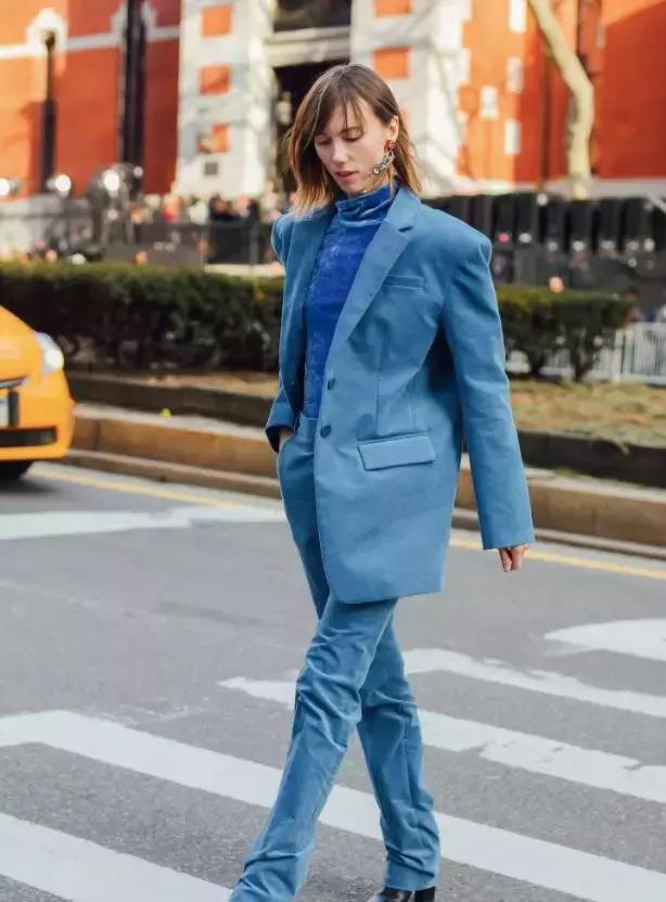 秋天穿丝绒太美太高级了 (轻薄高级的丝绒质地太讨人喜欢了)