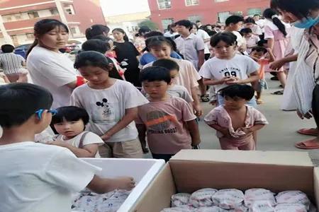 风雨同担抗汛情爱心捐赠暖人心