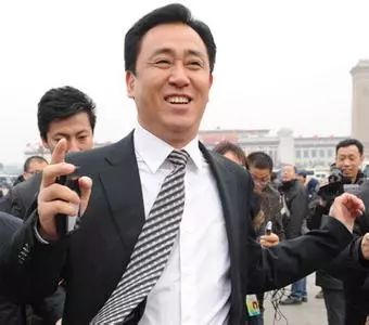 首富许家印携妻子返乡,首富许家印陪96岁父亲