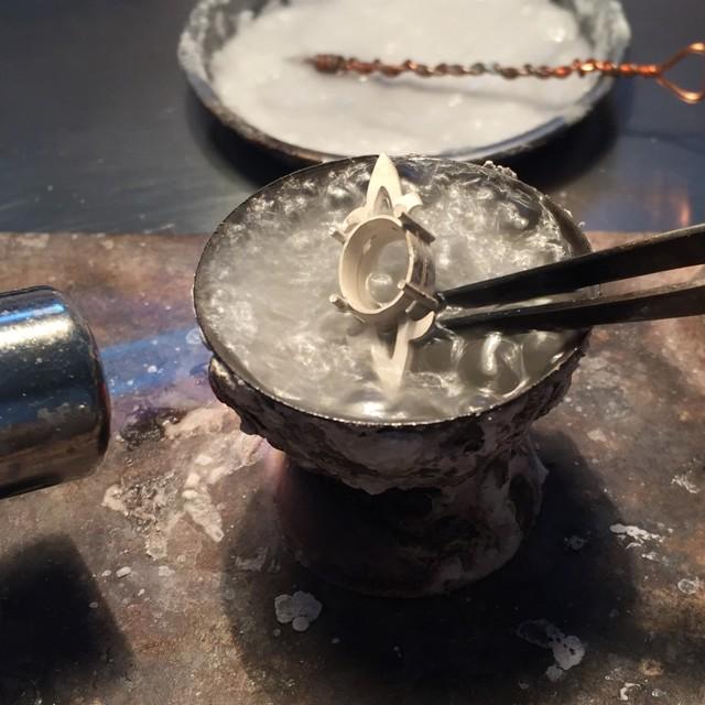 高端的石榴石宝石,石榴石是一种石榴籽般的晶体