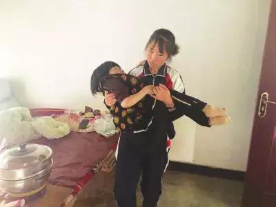 95后独腿小伙练足球用坏57副拐杖,励志神奇小子