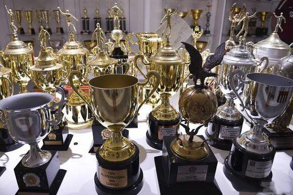 足坛最强五大前锋梅罗竟勉强入榜,足坛6个全满贯