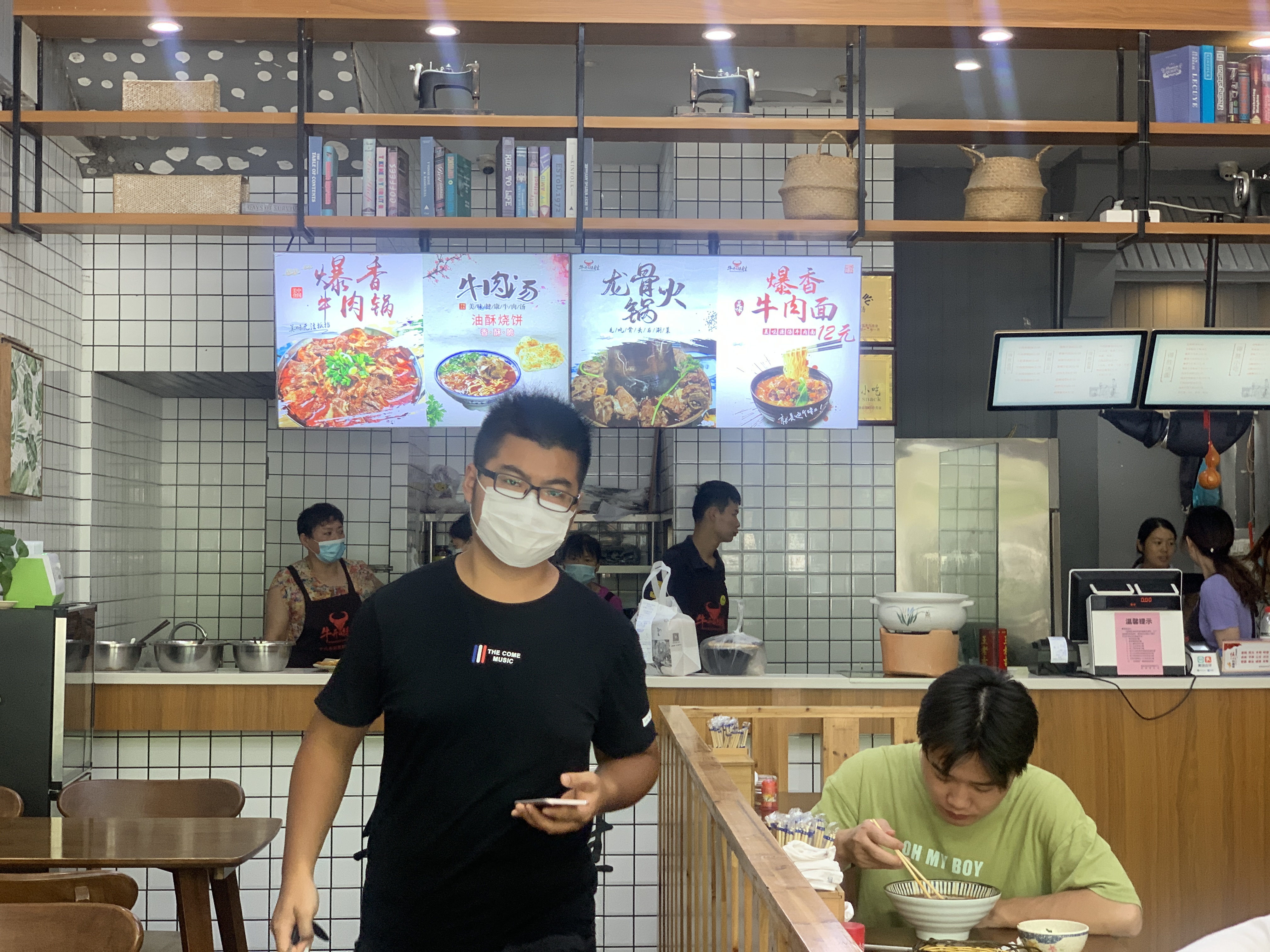 牛肉汤店一天3000一年能赚多少钱,50平的面馆一天营业额多少正常