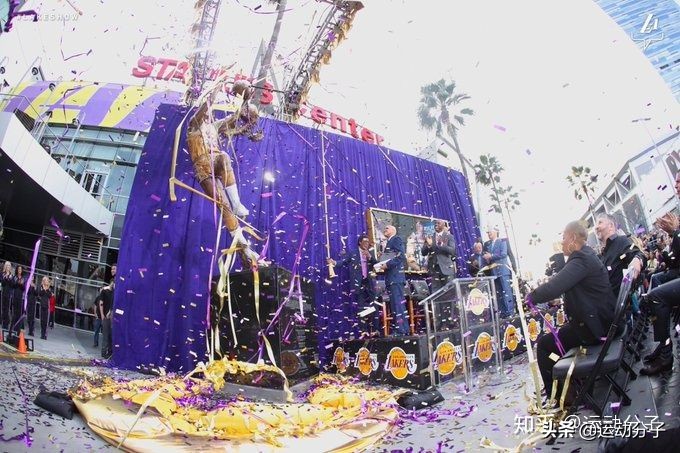 斯台普斯球馆雕像,斯台普斯中心门前的雕像