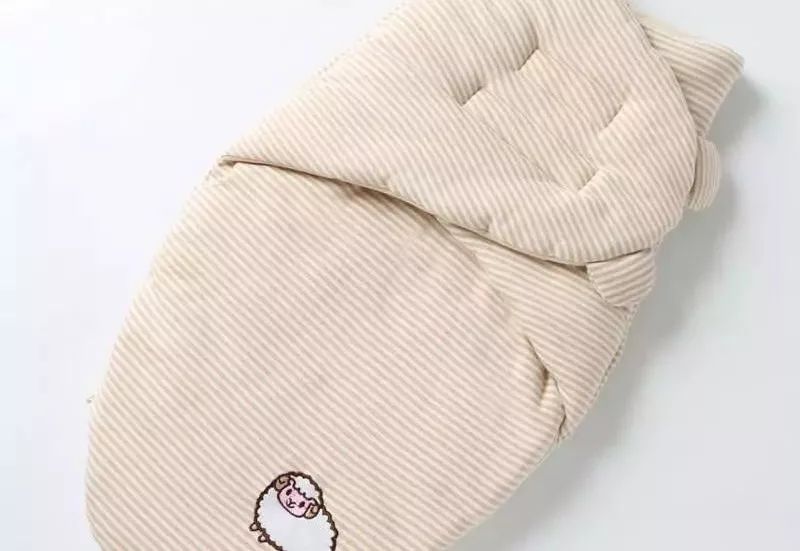 宝宝吃奶睡着放下就醒,宝宝在怀里能睡着一放下就醒