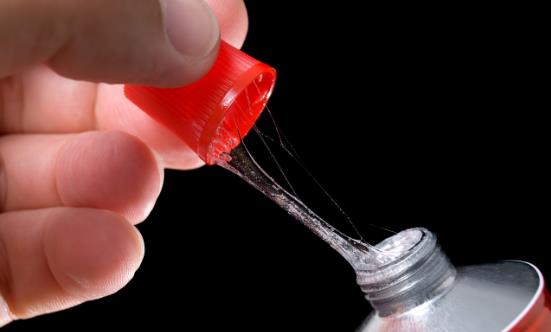 502胶水把手黏住了有什么办法,502胶水粘住手了怎么解开