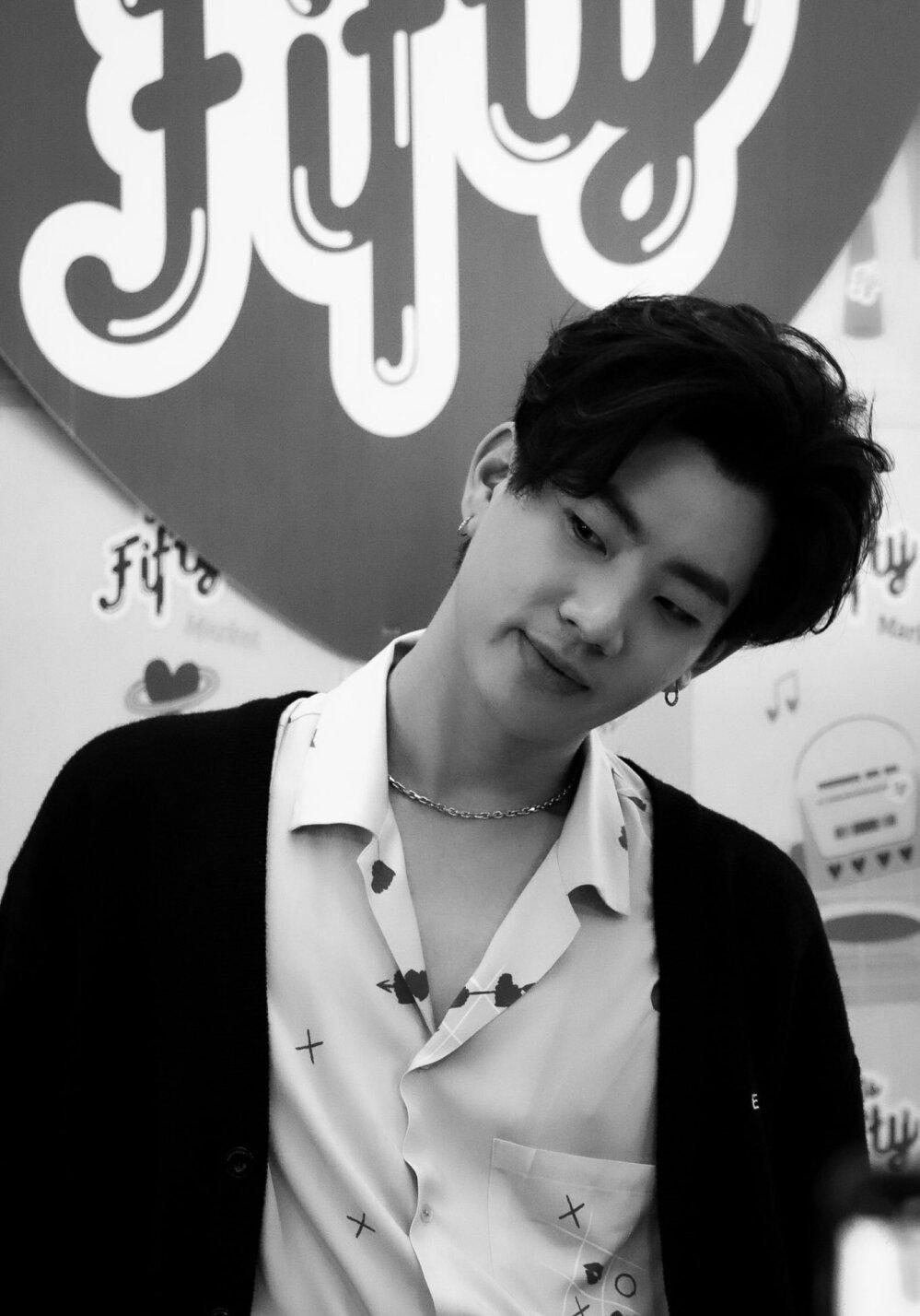 他泰韩系少年：关大爷洪34典型代表包包酷爱韩风穿搭