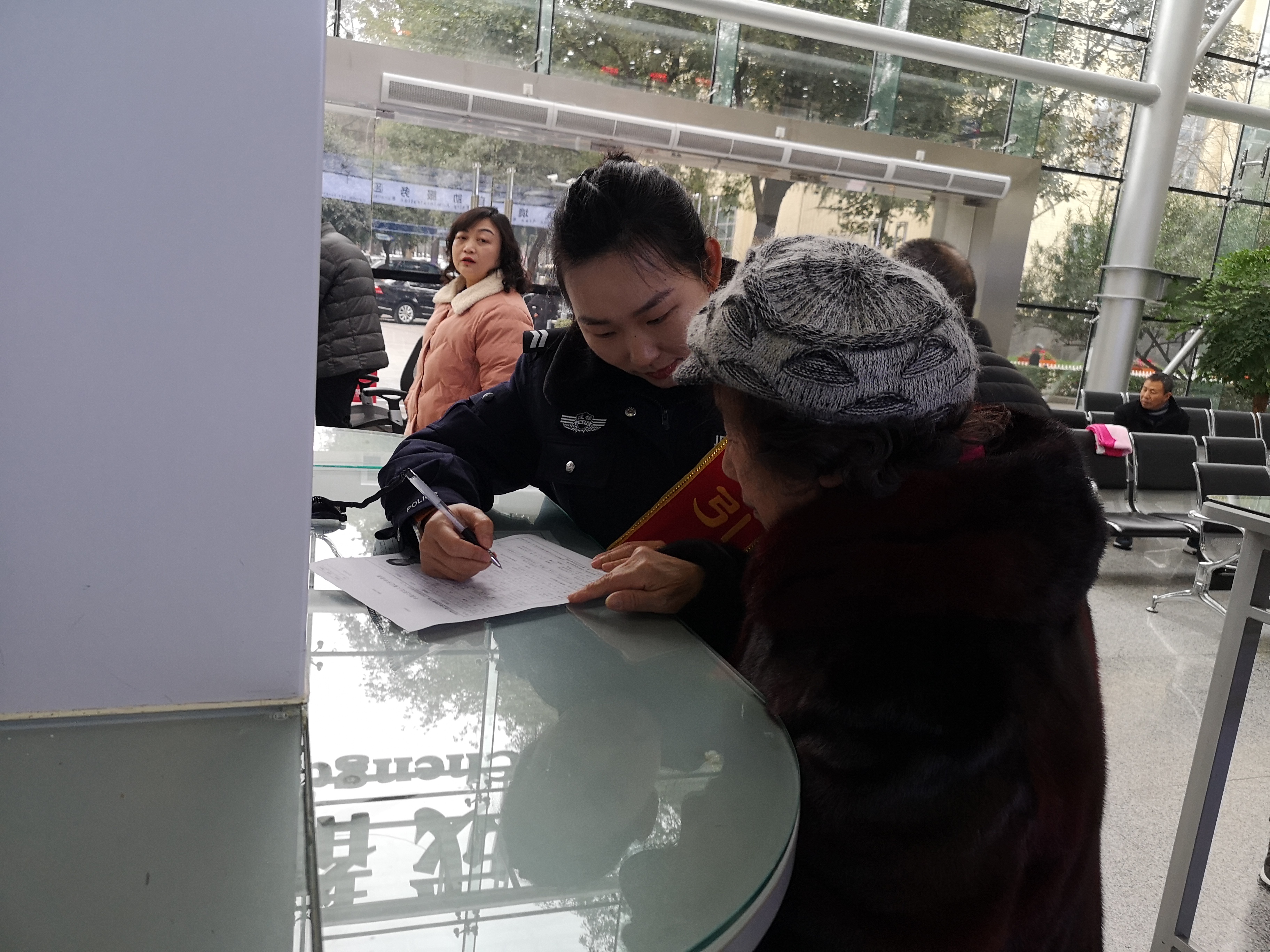 成都办理一次性出入境通行证,成都市出入境24小时自助办理大厅