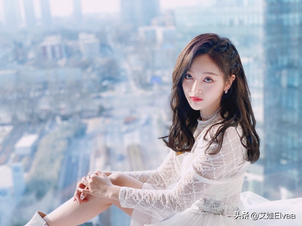 吴宣仪25岁直播视频,吴宣仪穿黑色露腰装