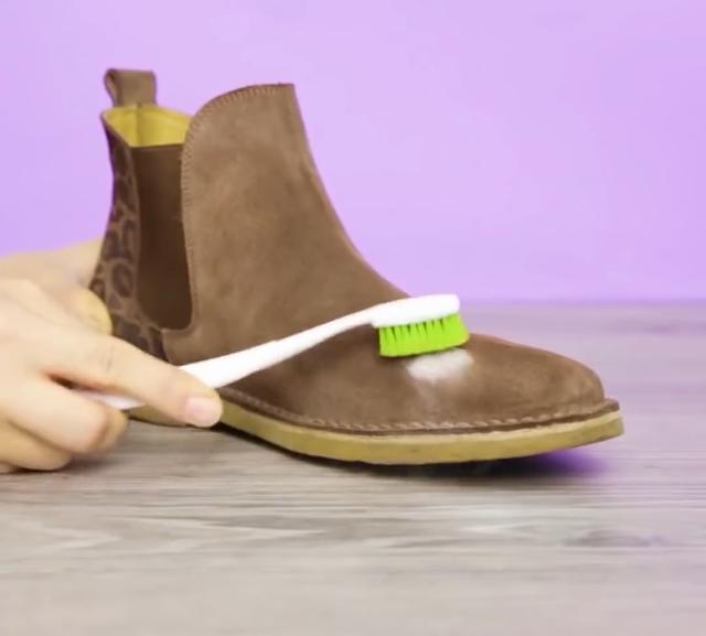 鞋上有油渍怎么去掉,怎么清洗绒面鞋上的油渍