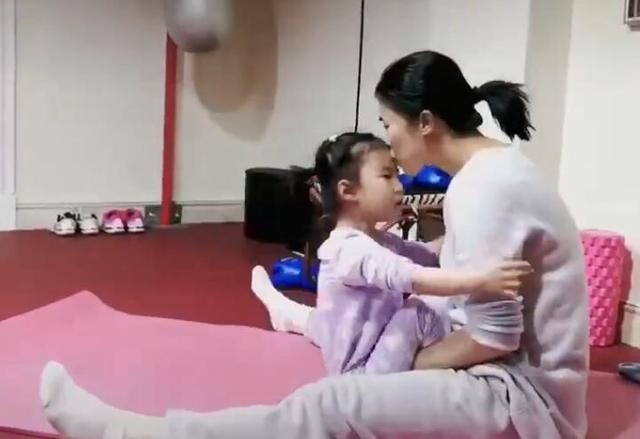 女承母业？国乒大满贯得主陪女儿乒乓球特训，有爱互动萌出天际