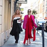 那个穿红衣服的女孩,女孩穿红衣服