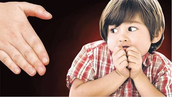 淘气小孩被老师打,淘气娃被爸爸教训